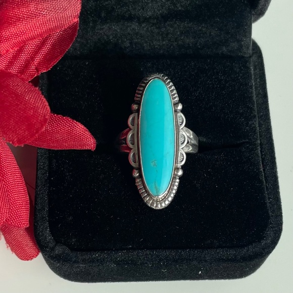 Gorgeous Silver Oval Turquoise Stone Ring | Size: 5 - Picture 4 of 10
